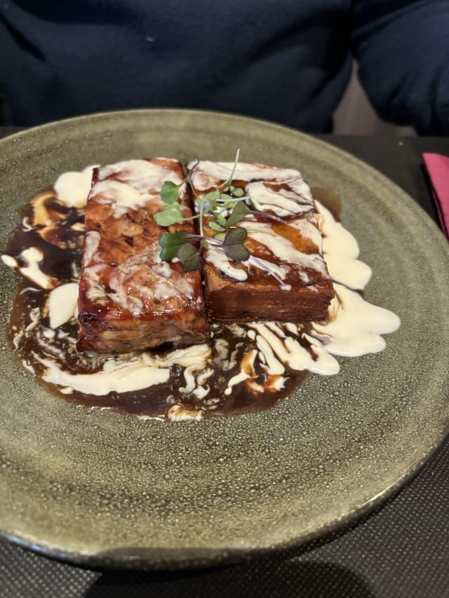 Lingote de Cochinillo Deshuesado con Milhojas de Patata y salsa de Grelos - Calabrasa