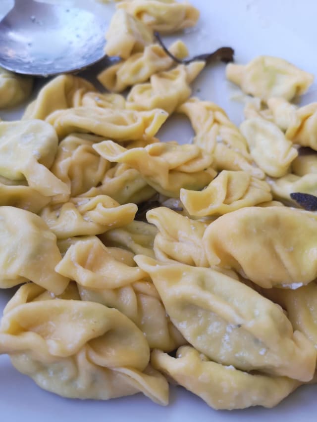 Tortelli ripieni di ricotta e spinaci conditi con burro e salvia - Osteria Il Caminetto