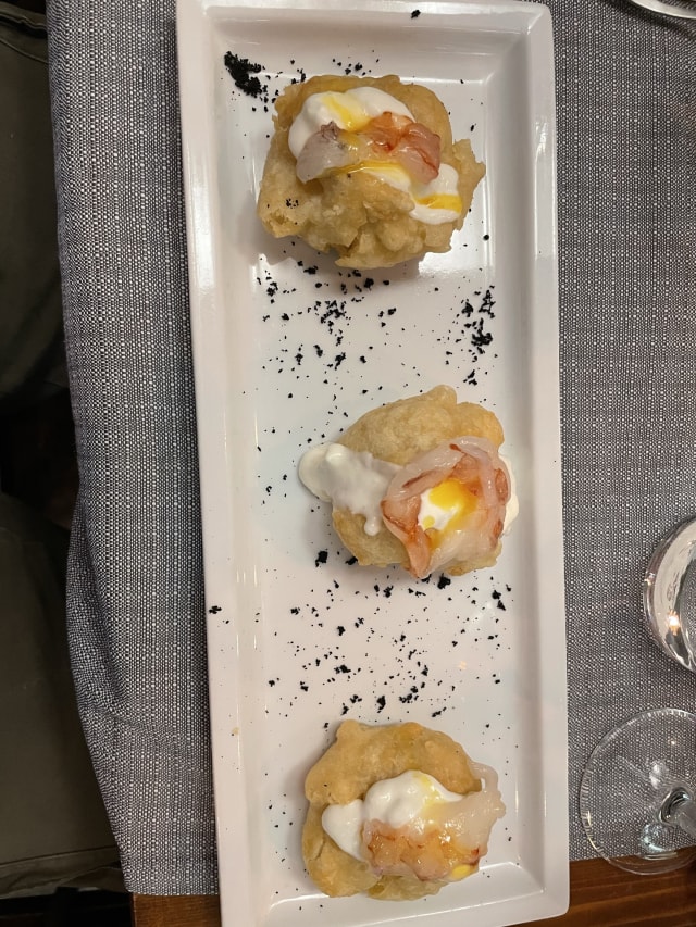 Coccoli artigianali ripieni di stracciatella gamberi e salsa di arancia  - Murales Bistro', Florence