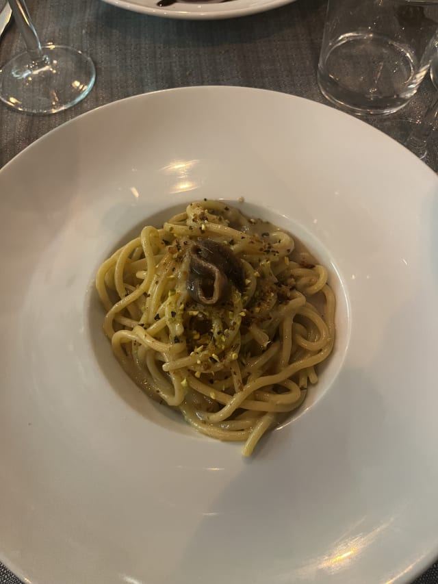 Spaghetti con burro e acciughe del Cantabrico briciole di pane aromatizzato  - Murales Bistro'