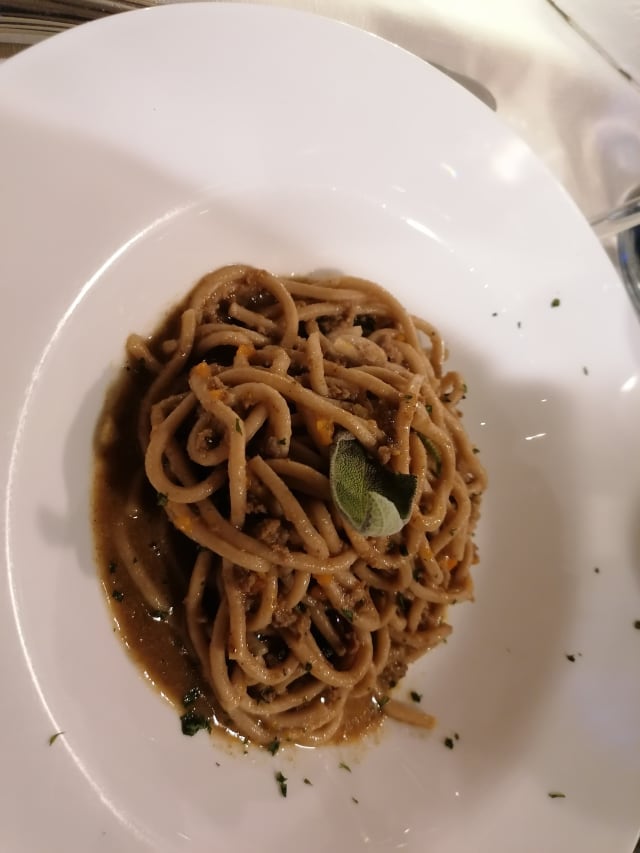 Spaghetti  al farro con ragù bianco ed erbette aromatiche - La Botte, Gradara