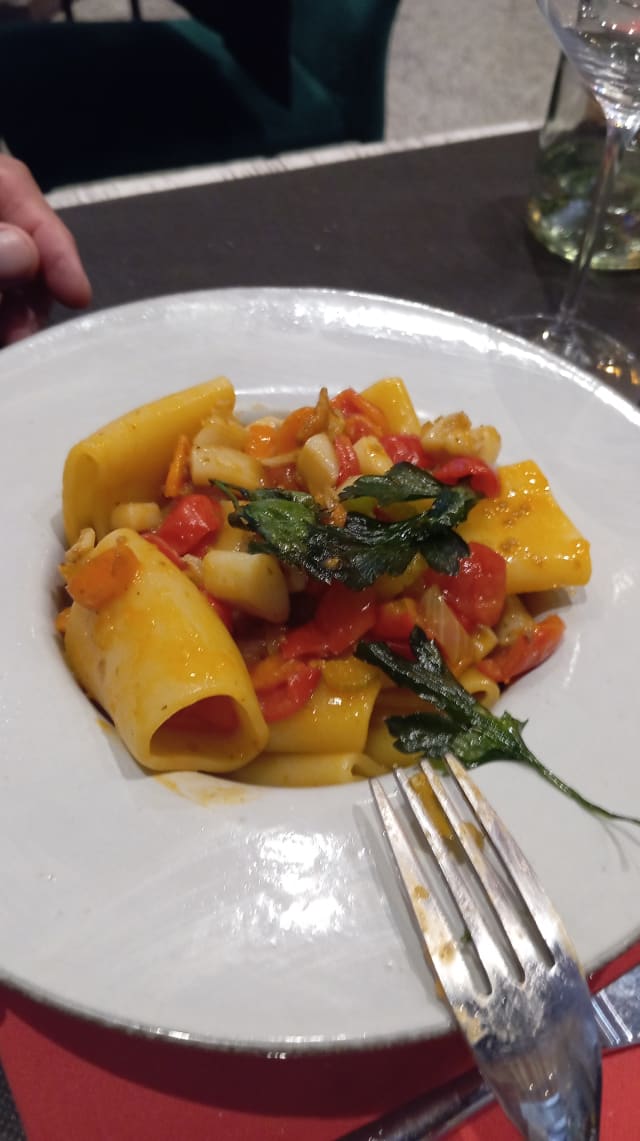 Paccheri con ragù di spada - L’ Alibi Room la Cucina di Christian