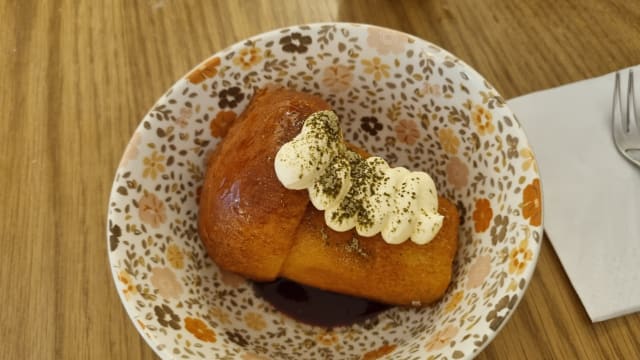 Baba' con coulis di fragole e crema chantilly - Bottega Urbana