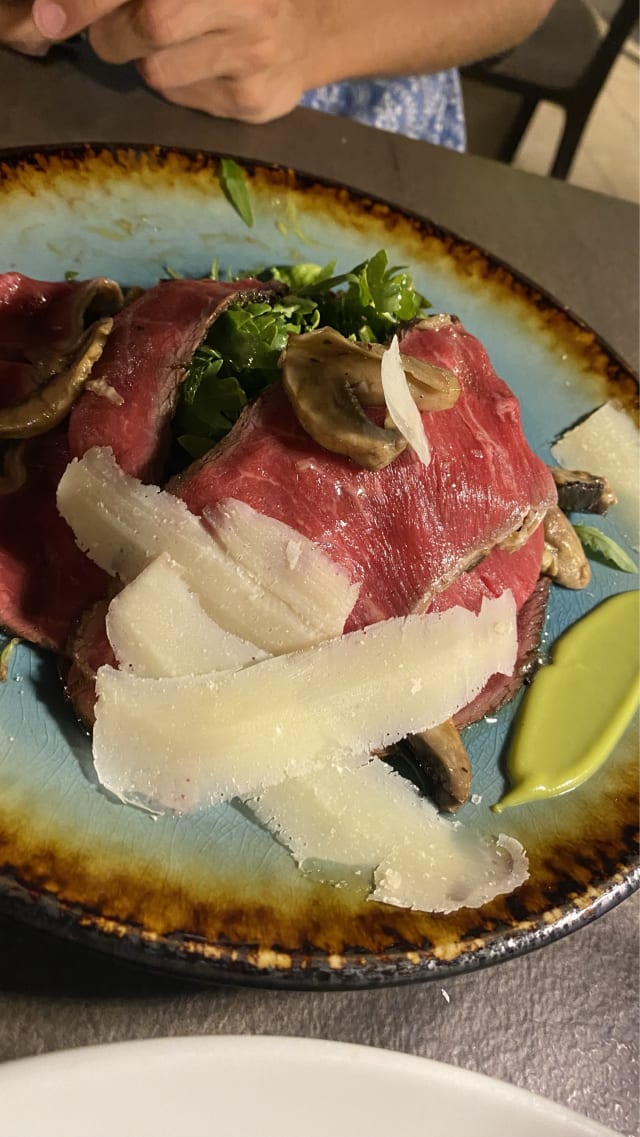 Carpaccio di manzo con rucola, scaglie di parmigiano e funghi  - Gourmet 32, Taormina