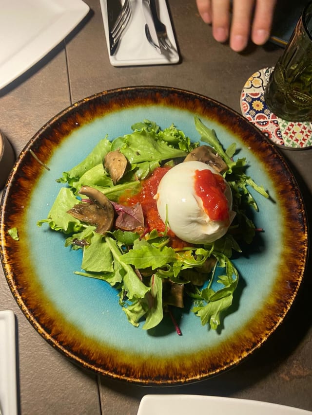 Burrata con marmellata di pomodoro, misticanza e funghi  - Gourmet 32, Taormina