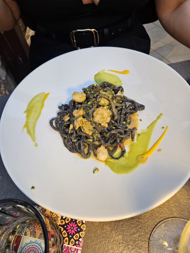 Tagliatelle nere con scampi, tartufo di mare e pistacchio - Gourmet 32, Taormina