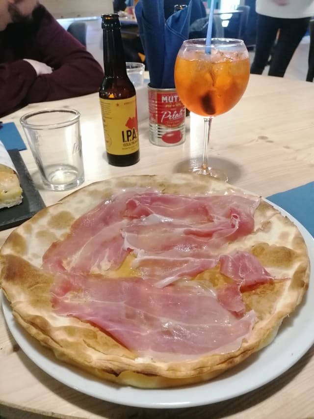 Focaccia Con Il Formaggio E Cotto - Ravatti, Genoa