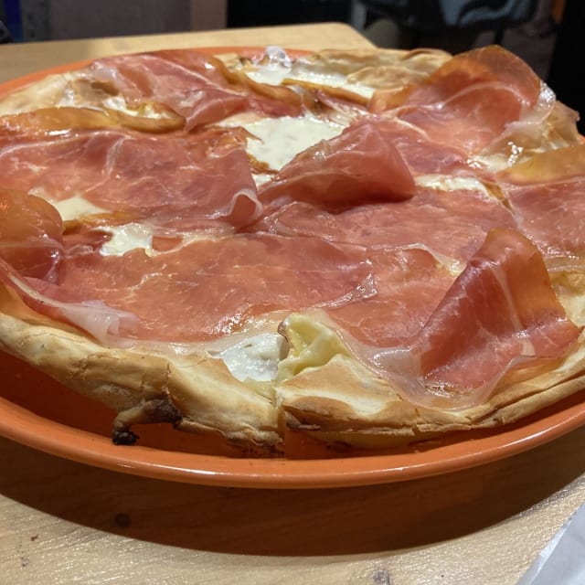 Focaccia Con Il Formaggio E Crudo - Ravatti, Genoa