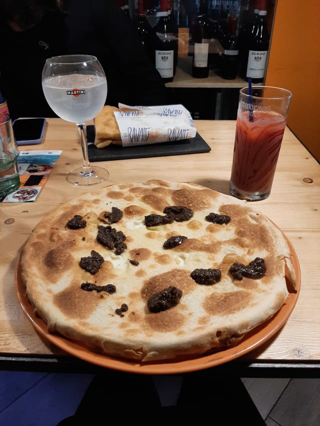 Focaccia Con Il Formaggio E Tartufo - Ravatti, Genoa