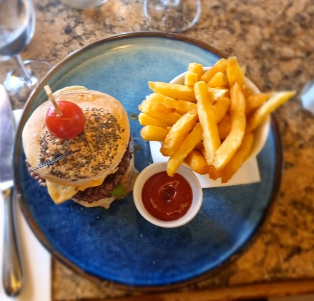 Classic cheeseburger accompagné de frites maison - Le Flore en L'Ile, Paris