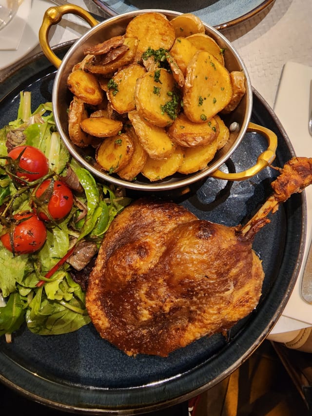 Cuisse de canard confite, pommes sautées en persillade - Le Flore en L'Ile, Paris