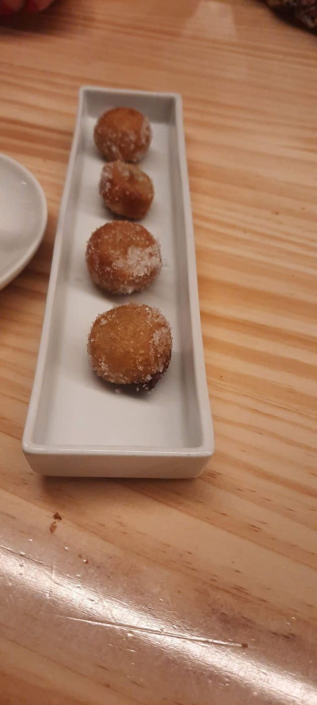 Bunyols de vent amb xocolata - Teòric Taverna Gastronòmica