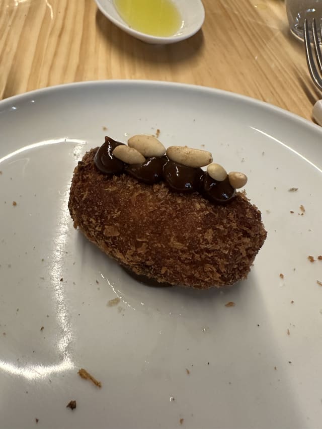 Croqueta de pollastre, pruna i pinyons - Teòric Taverna Gastronòmica