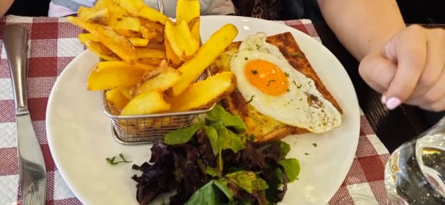 Croque Madame, Frites - La Taverne de l'Olympia, Paris