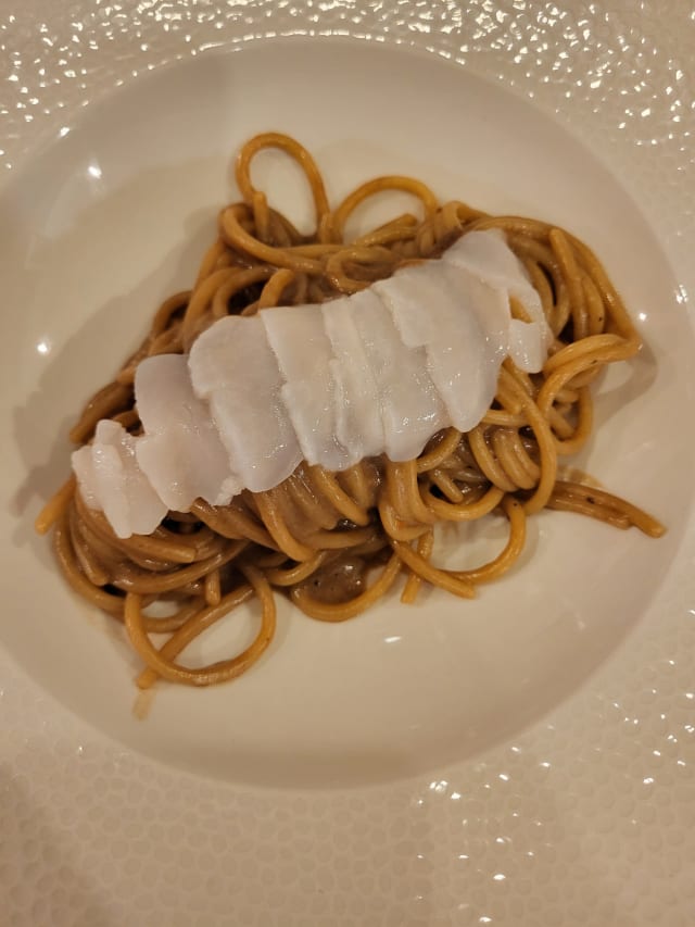 Spaghettoro verrigni aglio nero polpa di riccio e carpaccio di cappesante - Al Baccanale