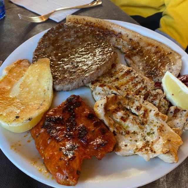 Grigliata mista di carne - Trattoria La Vecchia Stazione