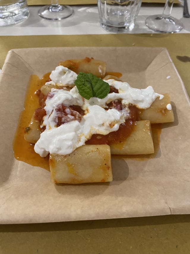 Paccheri con pomodoro fresco e burrata - Locanda Della Fattora