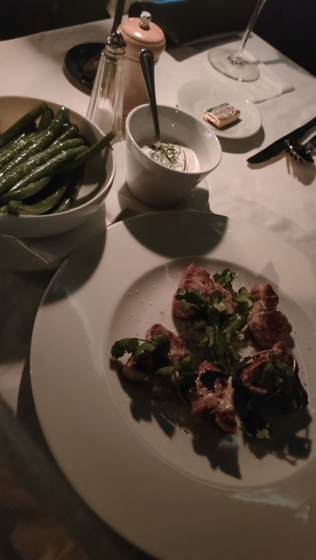 Costeletas de borrego e molho raita servido com feijãoes verdes - Le Jardin D' Éden Lisboa, Lisbon