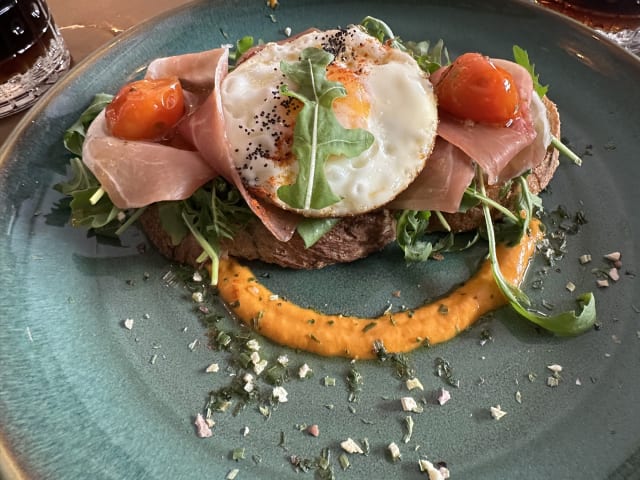 Tosta , ovo, rúcula, salmão gravlax e tomate cherry - 28 Restaurante, Lisbon