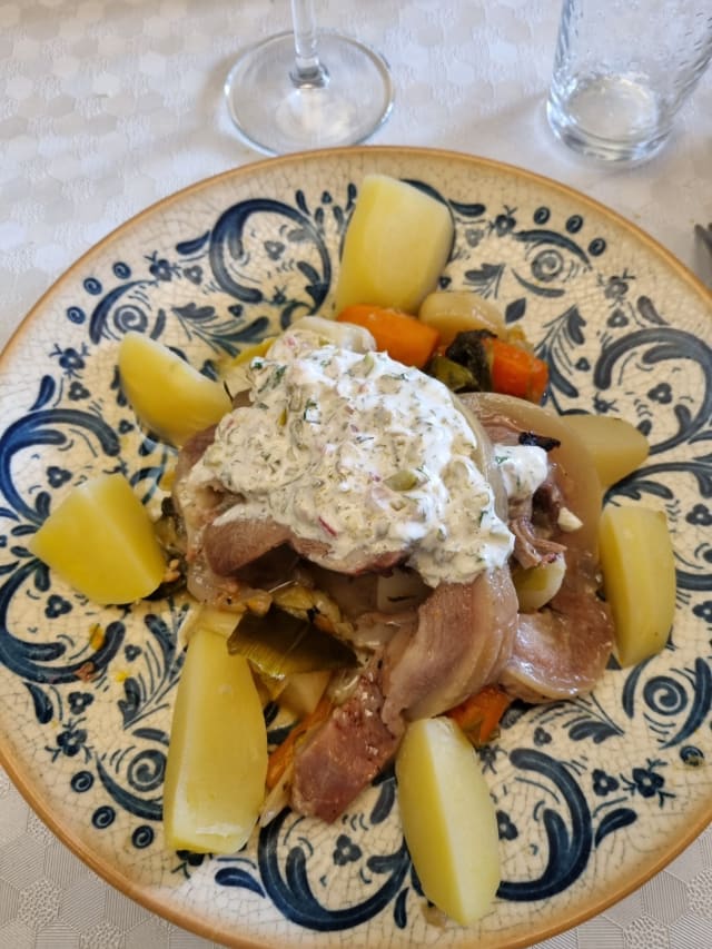 Tête de veau  à l'ancienne, légumes de cuisson et pomme de terre - Aux Bons Amis