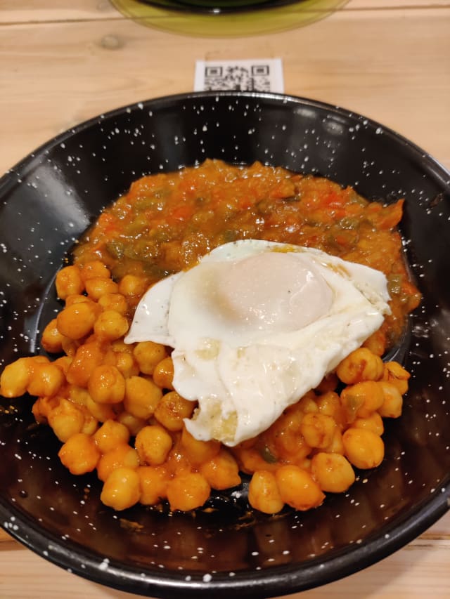 Pisto con garbanzos fritos y huevo - décimo B, Madrid