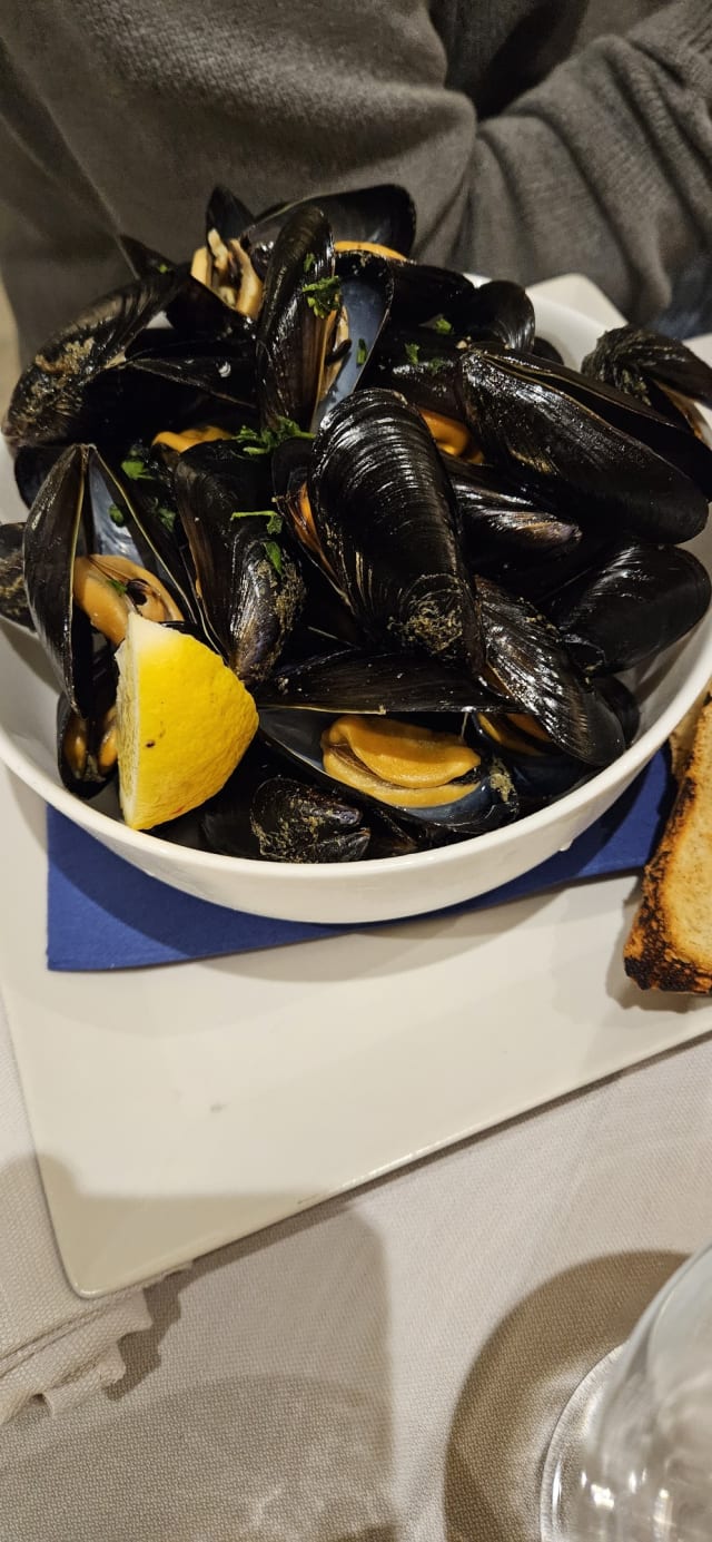 Classica pepata di cozze con basilico e crostini tostati - Il Nostro Ristorante