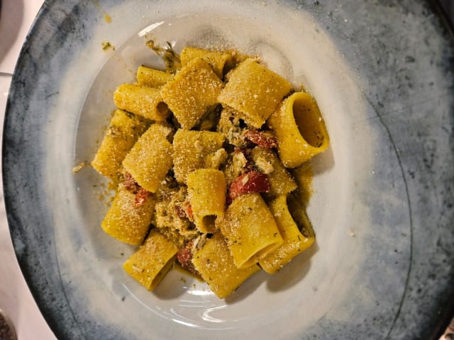 Mezzi paccheri di curcuma con spada scottato, pomodorino e pesto di finocchietto - Il Nostro Ristorante