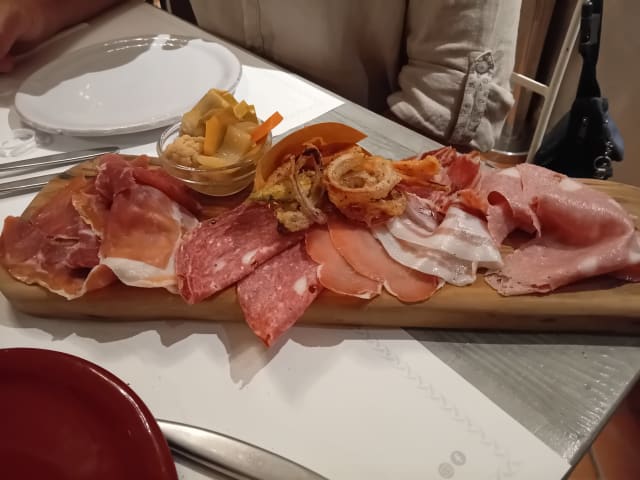 Gran piatto di salumi, crostini caldi e freddi, pecorini con composte e verdure in agrodolce(medio) - Gualdo del Re