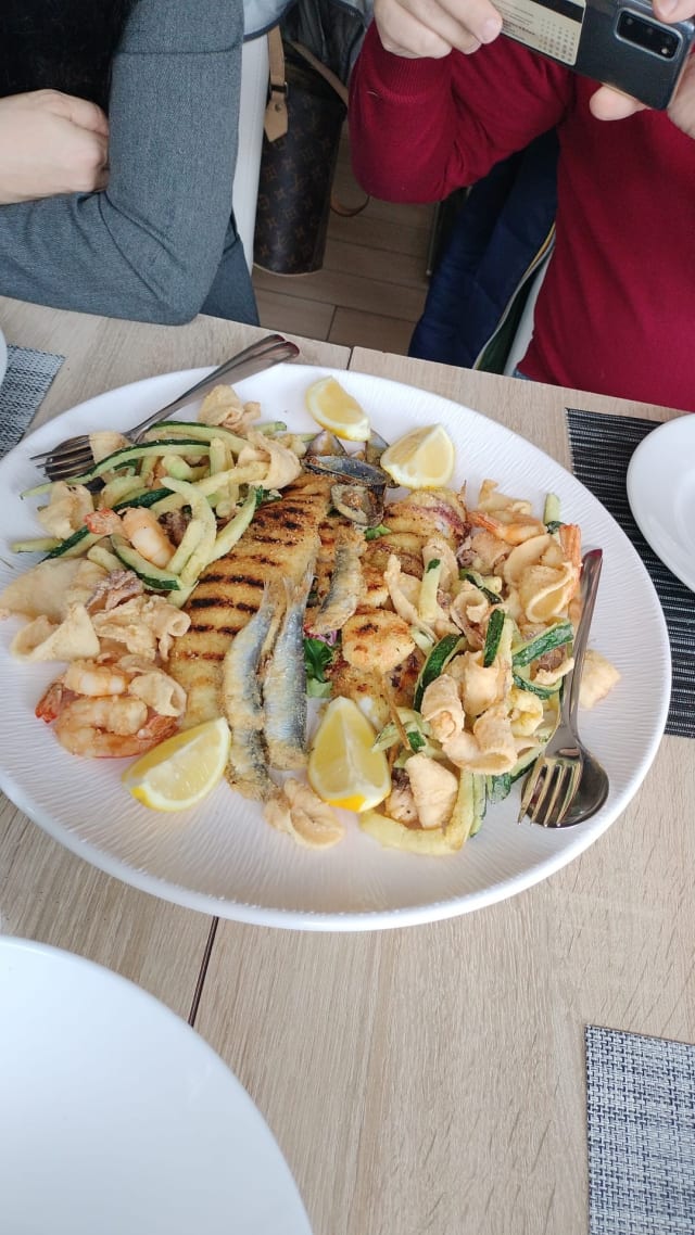 Fritto misto con gamberi, calamari e zucchine - Damidà, Cervia