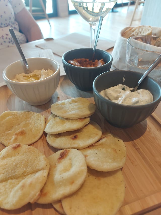 Trio de dip (houmous, tzatziki, caviar d ’aubergine) - Hôtel le Bout du Parc