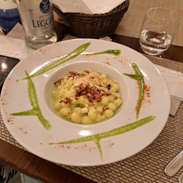 Gnocchetti alla crema di Asparagi,Guanciale croccante e Crumble di Tarallo - Osteria Villari