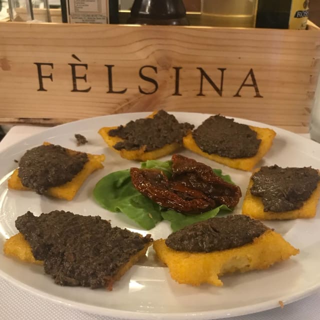 Crostini neri con pèolenta fritta - La Taverna della Berardenga, Castelnuovo Berardenga