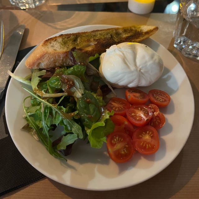 Burrata (mozzarella du sud de l’Italie à l'intérieur crémeux) - L'Atelier - Montreuil