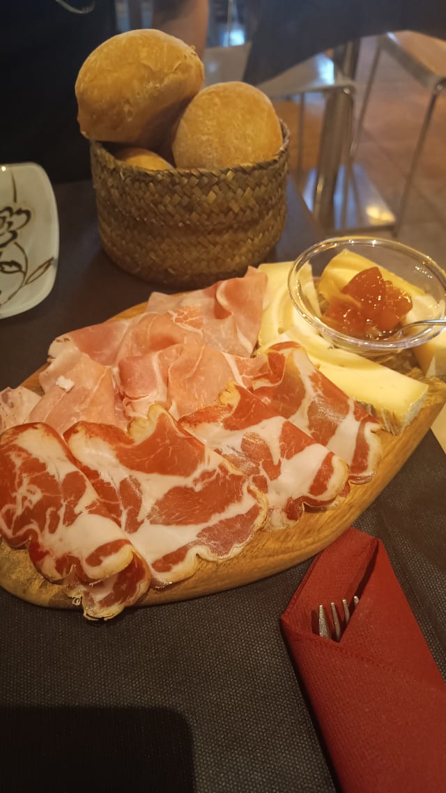 Taglierino Piccolo Salumi e Formaggi - La Botteghina - Cucina,Vini e Salumi, Peschiera Del Garda