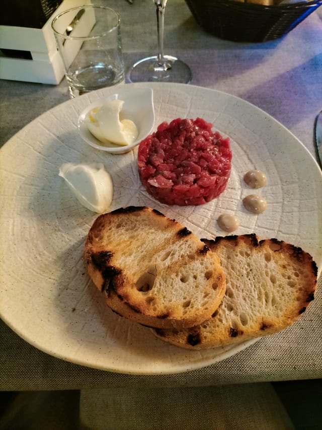 Battuta a coltello di Scottona e humus di Ceci - Ristorante Villa Nachini