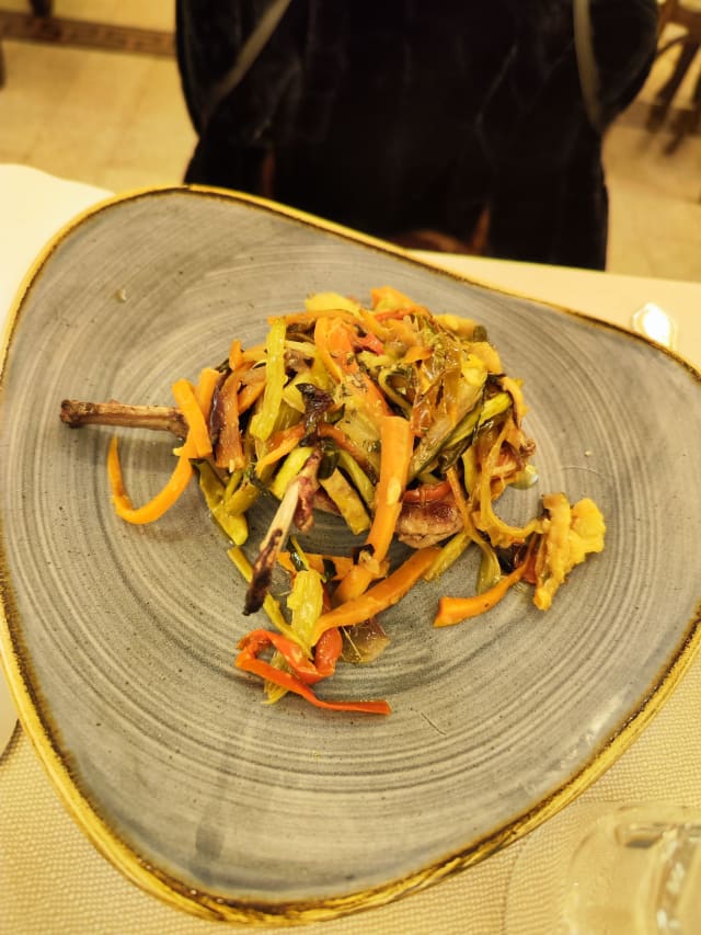 Costolette d'agnello alle tre erbe cotte alla pietra con verdure saltate - Hostaria del Roody, Rome