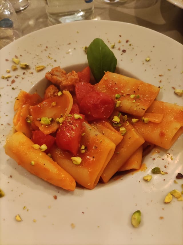 Paccheri Napoletani Con Tonno Fresco,Pomodorini Basilico E Granella Di Pistacchio - La Giulia e il gallo