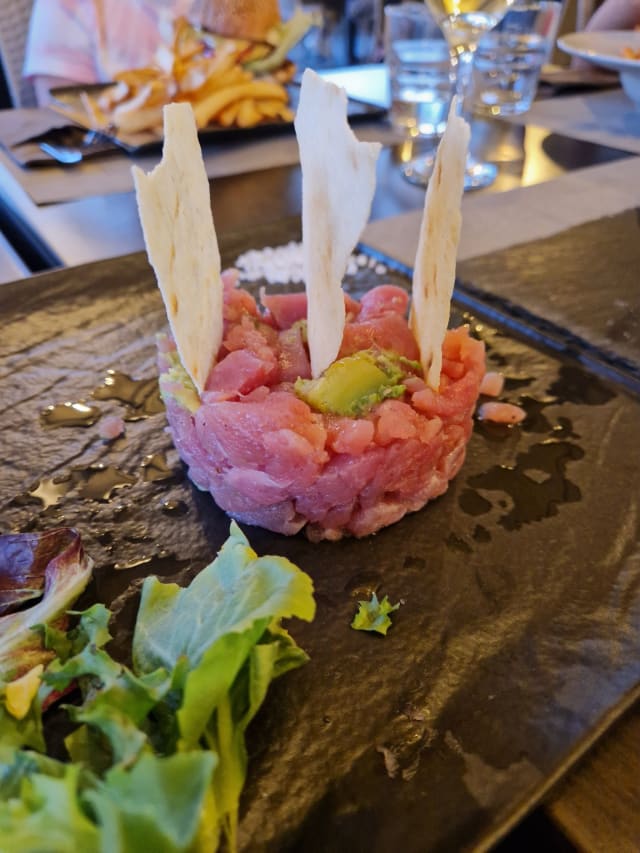 Tonno Accompagnato con crema di avocado e pane carasau - La Giulia e il gallo