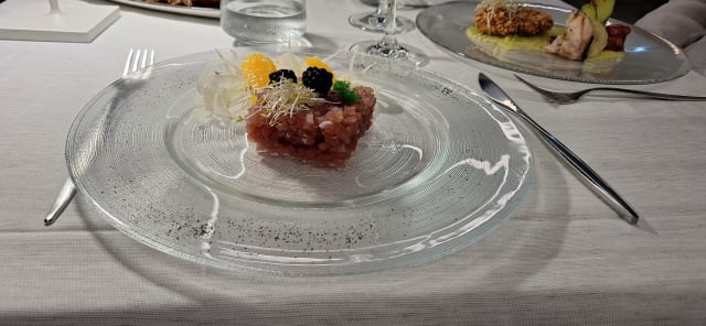 Tartare di tonno(olio,sale,pepe,gocce di limone,zesta di lime) alla crudités finocchi e arance - Dominio Ristorante