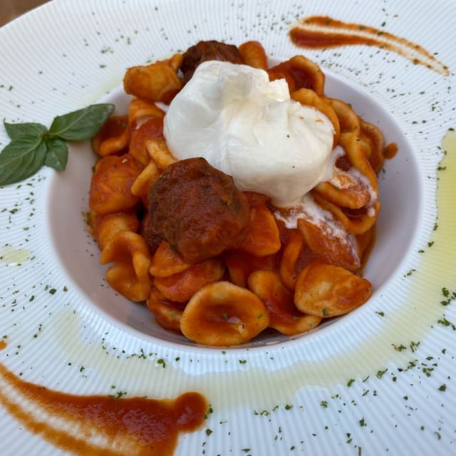 orecchiette polpette al sugo e burratina - Clover #eatdrinkenjoy