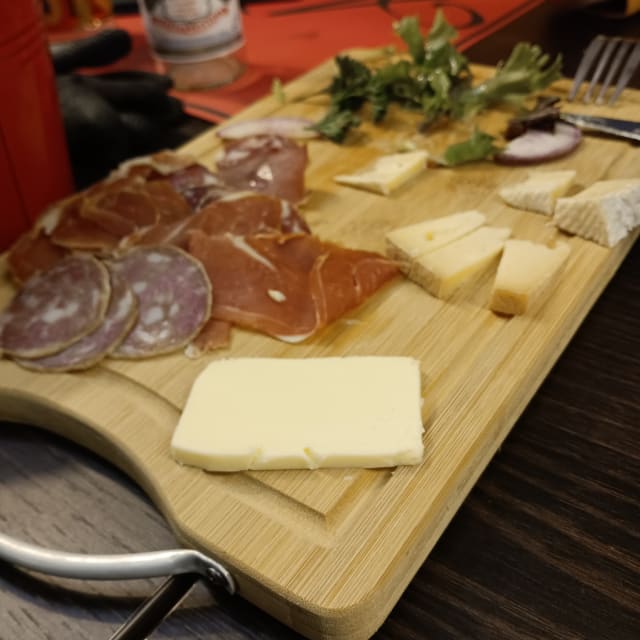 Planche apéritive ardennaise (charcuterie et fromage) pour 2 - Brasserie Restaurant L'Ardennais