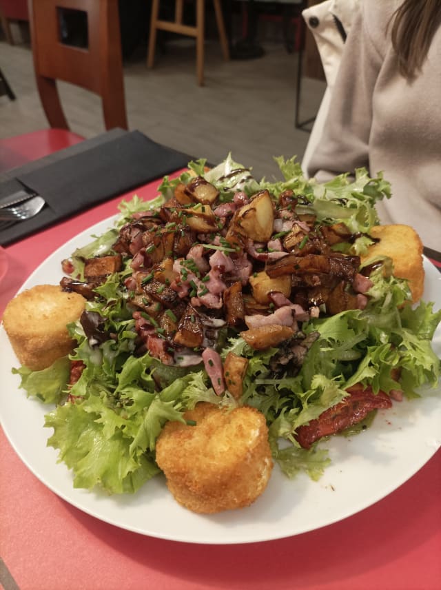 Salade au chèvre chaud pané - Brasserie Restaurant L'Ardennais