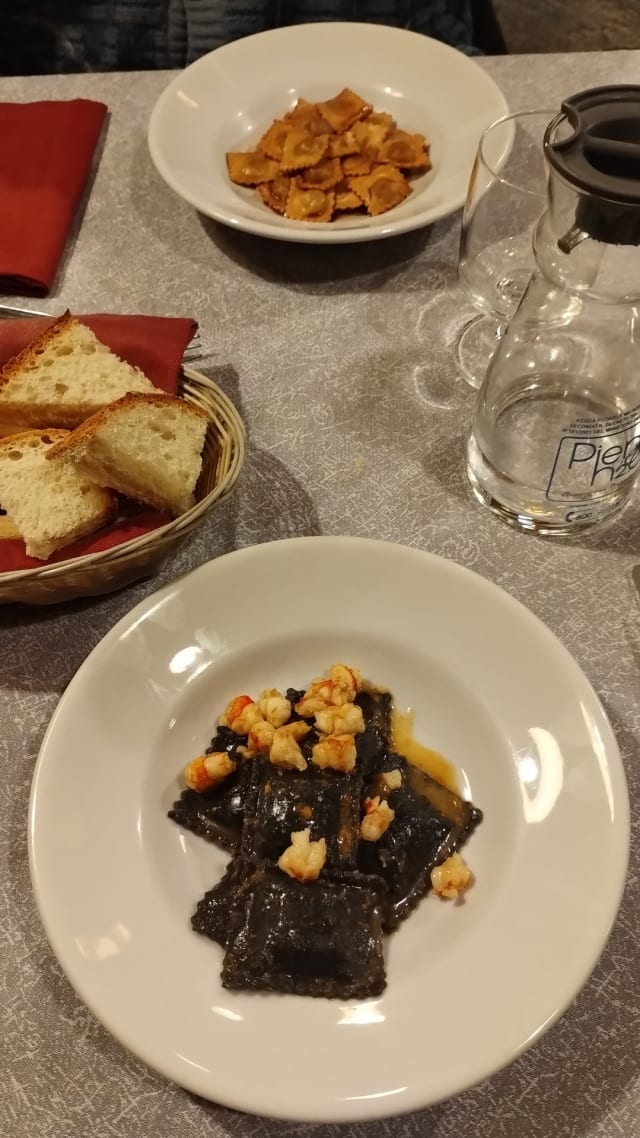 Ravioli al nero di seppia, ripieni di pesce con gamberoni e burro agli agrumi - Le Vigne, Turin