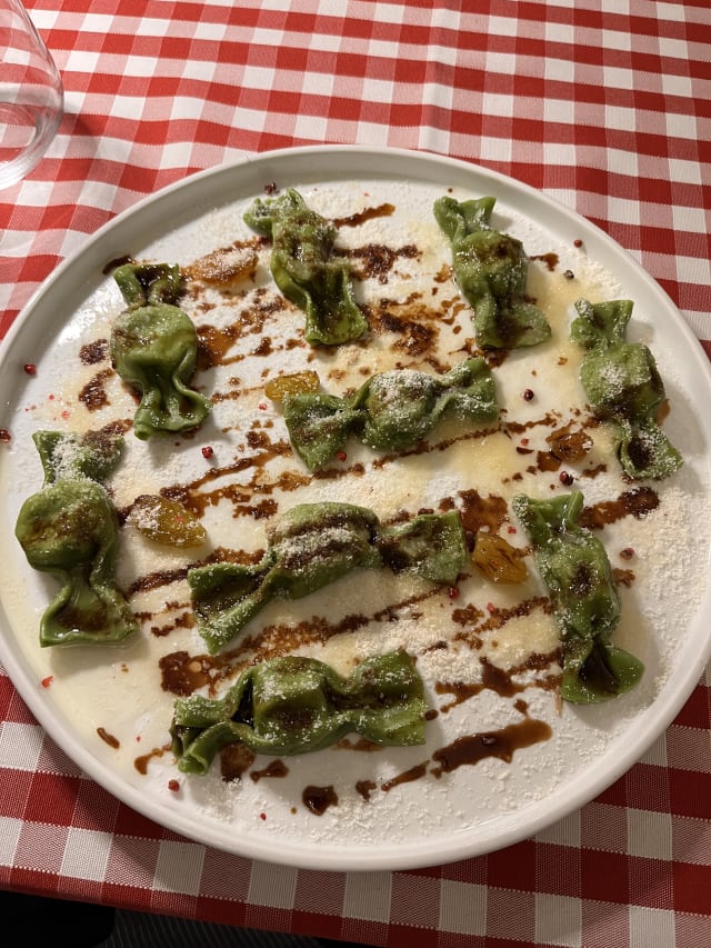 Caramelle di sfoglia verde alla faraona con fiocchi di Parmigiano reggiano,riduzione di birra stout ,uvetta e Bacche di pepe rosa  - Locanda del Culatello