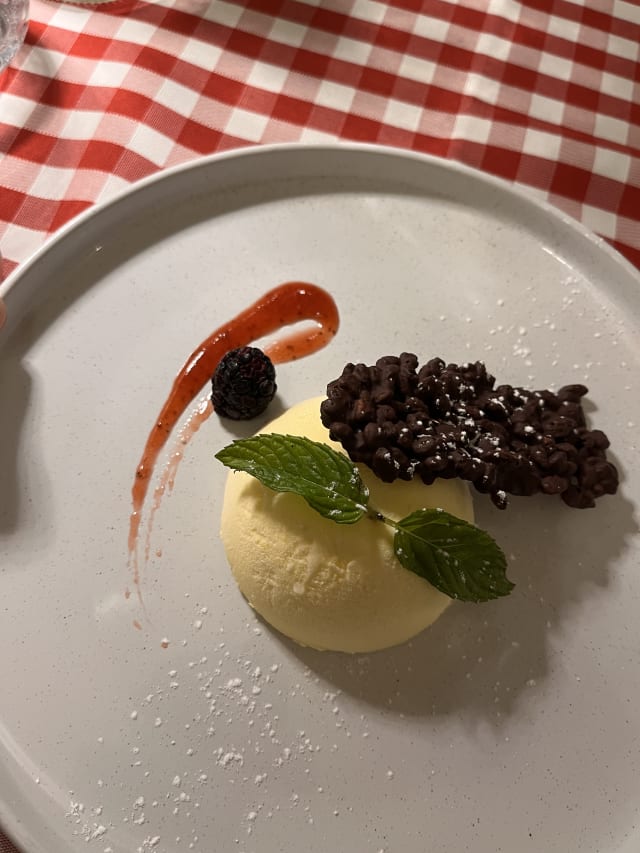 Mezza sfera ai Limoni di Sicilia con cialda croccante di cioccolato fondente e riso soffiato,coulis di fragole  - Locanda del Culatello