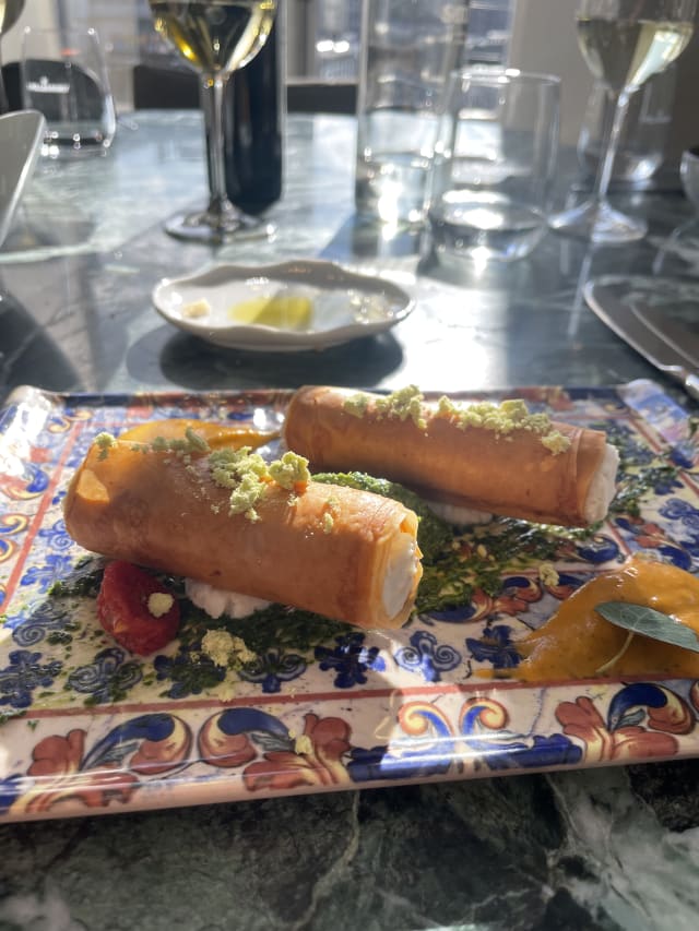 Cannolo di provola affumicata con pesto e pomodorini - Incanto, Amsterdam