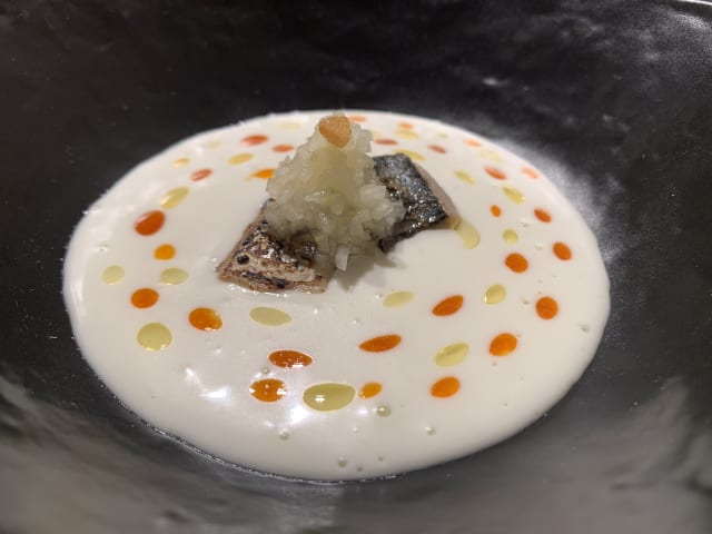 Caballa curada con ajoblanco de coco, ajo quemado y curry - Avenir restaurant, Barcelona