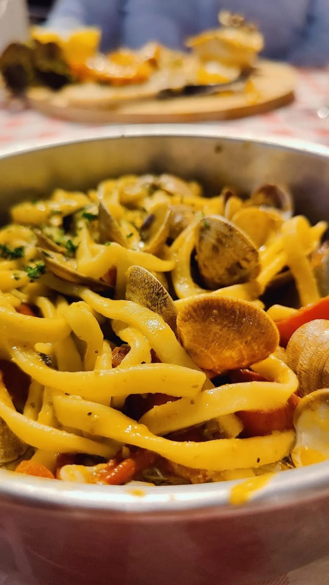 Spaghetto fatto in casa alle vongole  - Osteria al Vicolo dell’amore