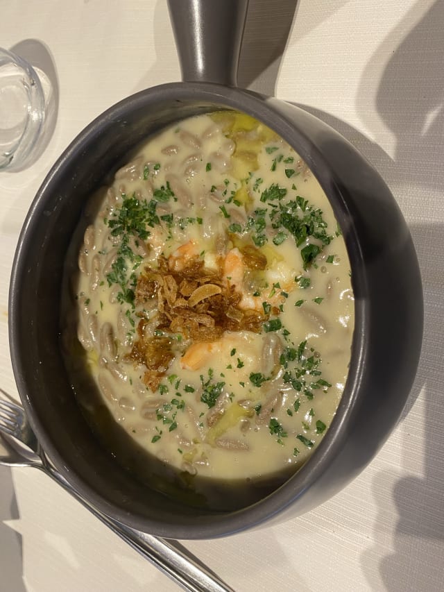 Cavatelli di grano arso con crema di fave e gamberi bianchi - Opera, Bari