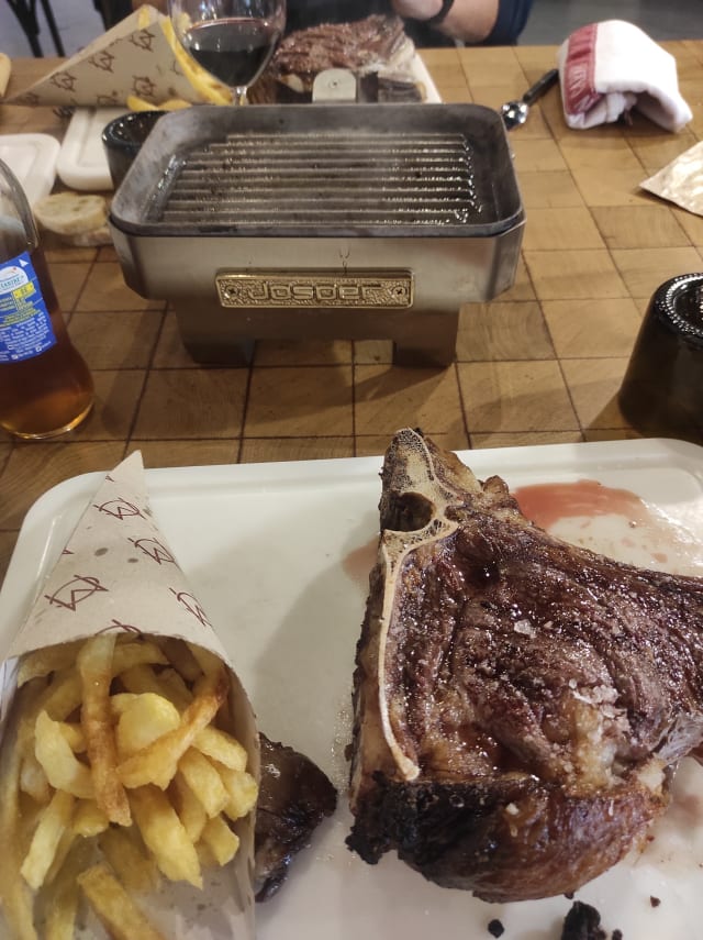 Al compartir amb Josper cadascú acaba el seu punt al gust - Maison Carne Girona, Girona